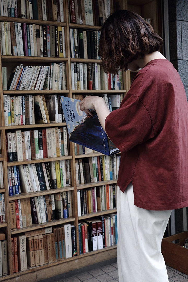 古本屋でウールリッチのTシャツを着用する女性