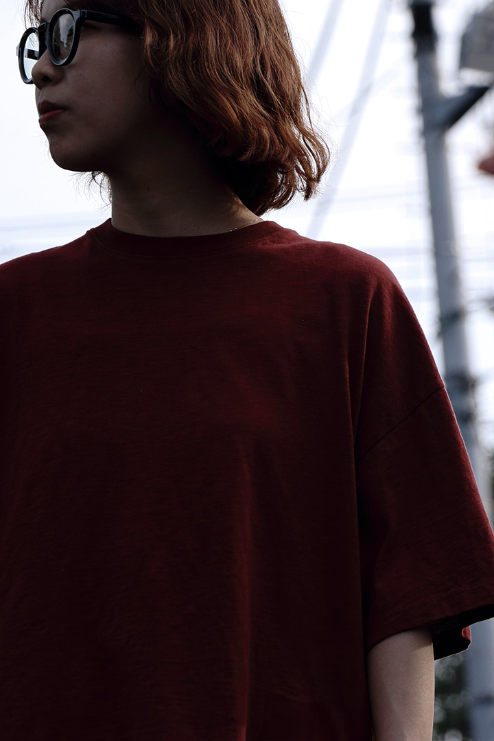 ウールリッチのTシャツを着用する女性