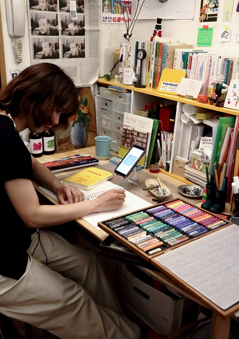 部屋で絵を描く女性
